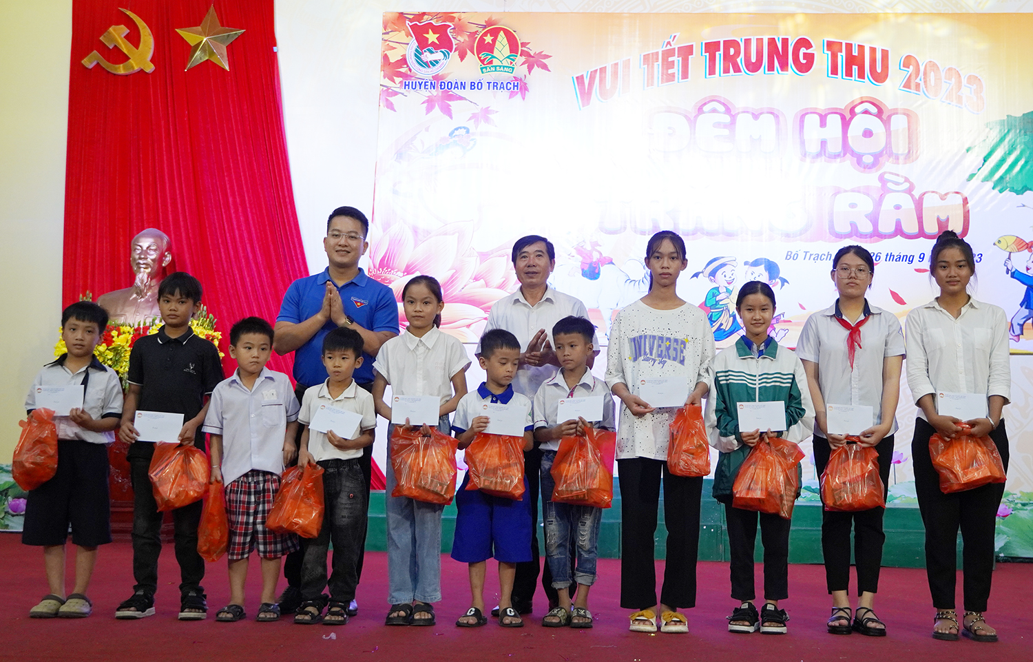 Bố Trạch: Tặng 100 suất quà cho học sinh khó khăn