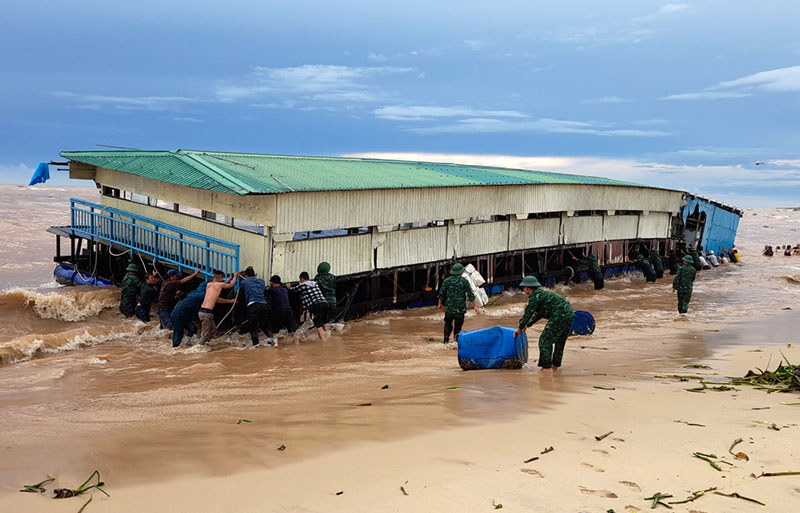 TP. Đồng Hới: Cứu hộ nhà hàng nổi bị trôi ra biển