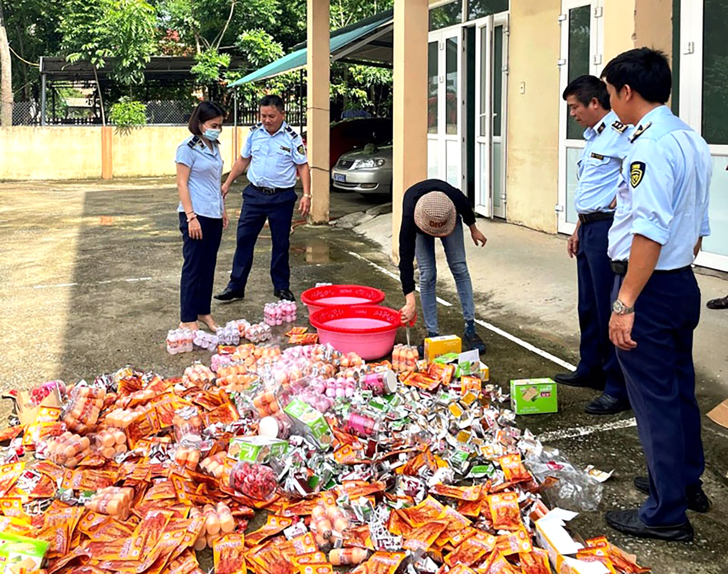 Tiêu hủy gần 3.800 sản phẩm bánh kẹo nhập lậu