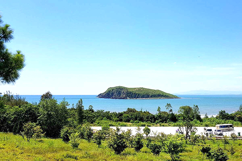 Trước biển Vũng Chùa