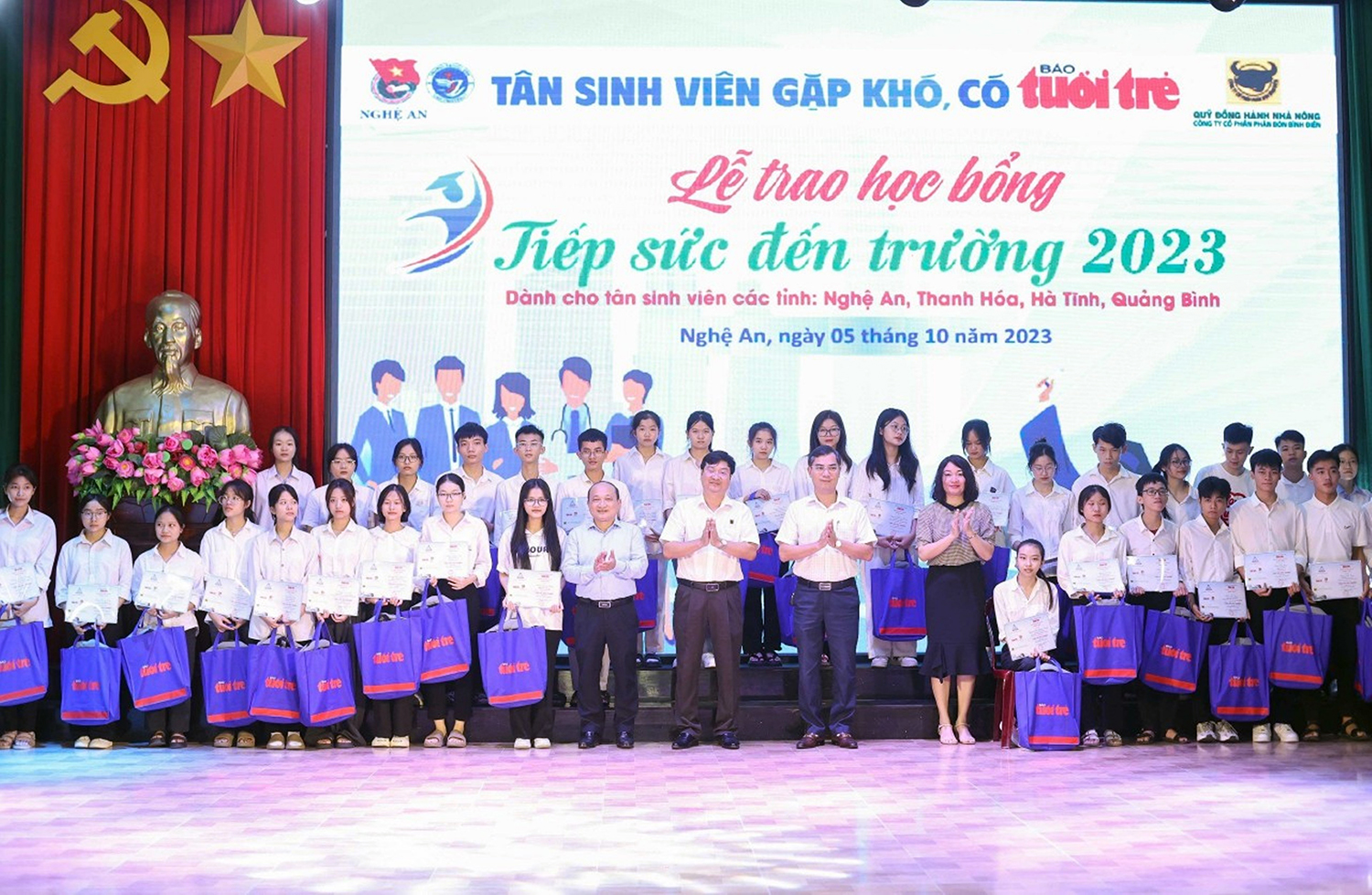 Trao 21 suất học bổng cho các tân sinh viên có hoàn cảnh khó khăn
