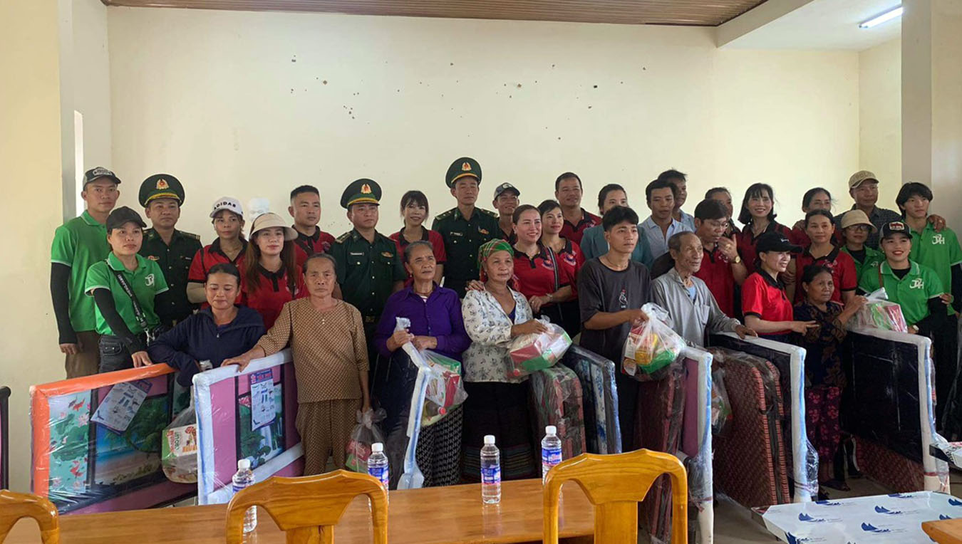Tặng quà cho hộ đồng bào khó khăn tại xã Dân Hóa