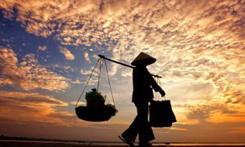 Sân nhà chập chững ta đi…