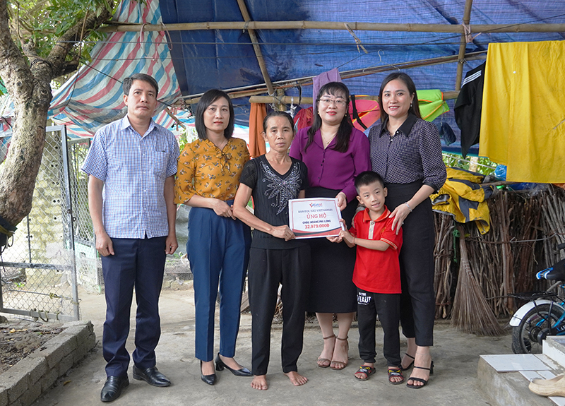 Trao tiền hỗ trợ trẻ mồ côi