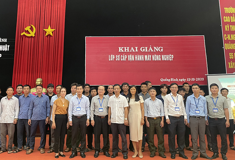 Hỗ trợ đào tạo nông dân vận hành máy nông nghiệp