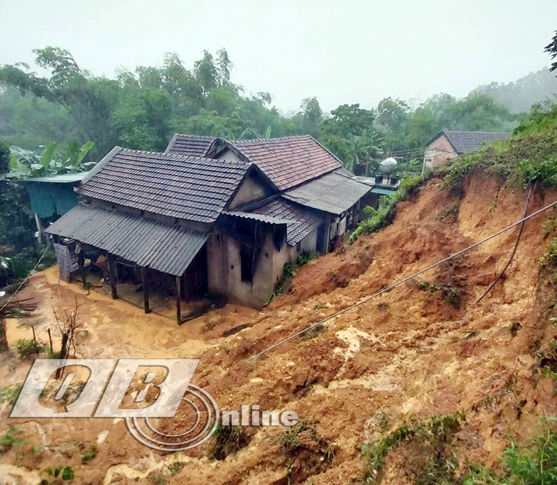 Sạt lở đất, 1 hộ dân phải di dời khẩn cấp