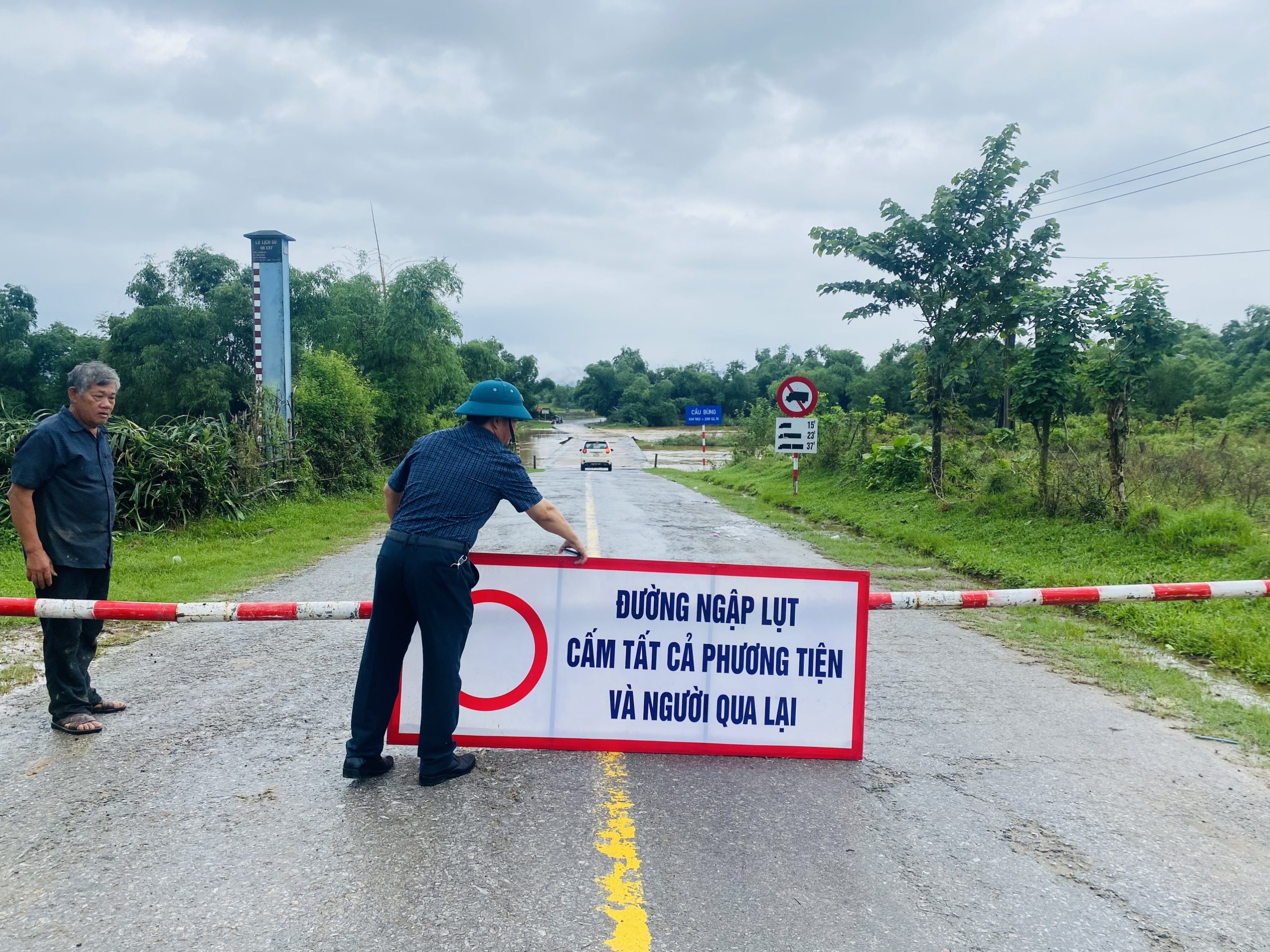 Mưa lớn gây chia cắt, sạt lở ở một số địa phương