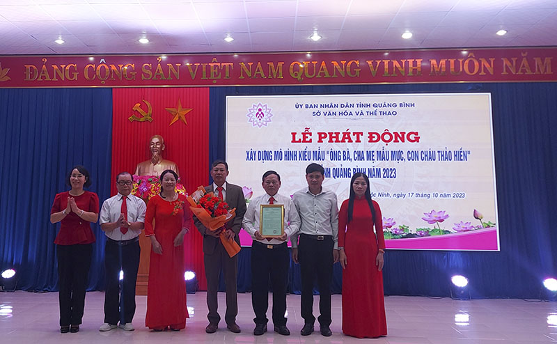 Xây dựng mô hình kiểu mẫu "Ông bà, cha mẹ mẫu mực, con cháu thảo hiền"