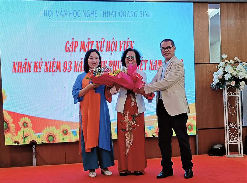 Hội Văn học Nghệ thuật tỉnh gặp mặt hội viên nữ