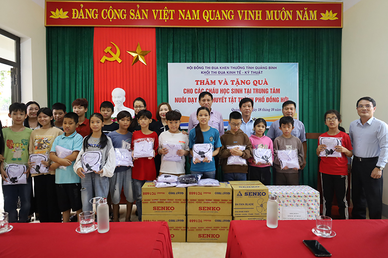 Khối thi đua các ngành Kinh tế-Kỹ thuật trao quà cho các đối tượng đặc biệt khó khăn