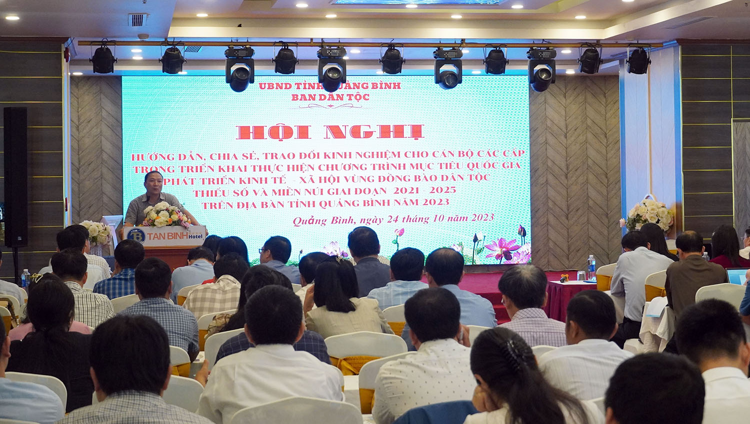 Trao đổi, hướng dẫn thực hiện chương trình phát triển kinh tế-xã hội vùng đồng bào dân tộc thiểu số và miền núi