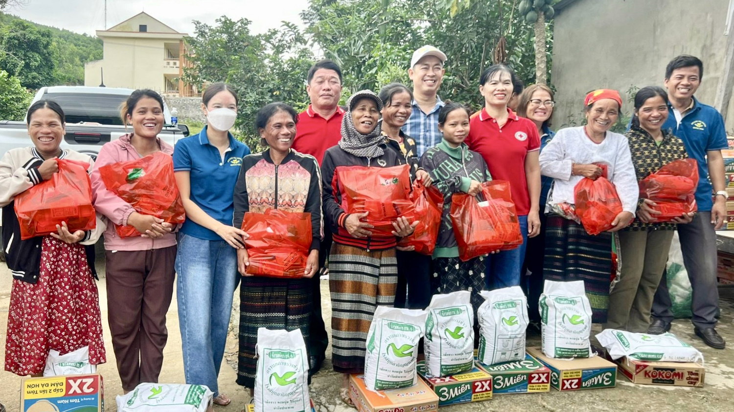 Hỗ trợ đồng bào Vân Kiều và bệnh nhân chạy thận