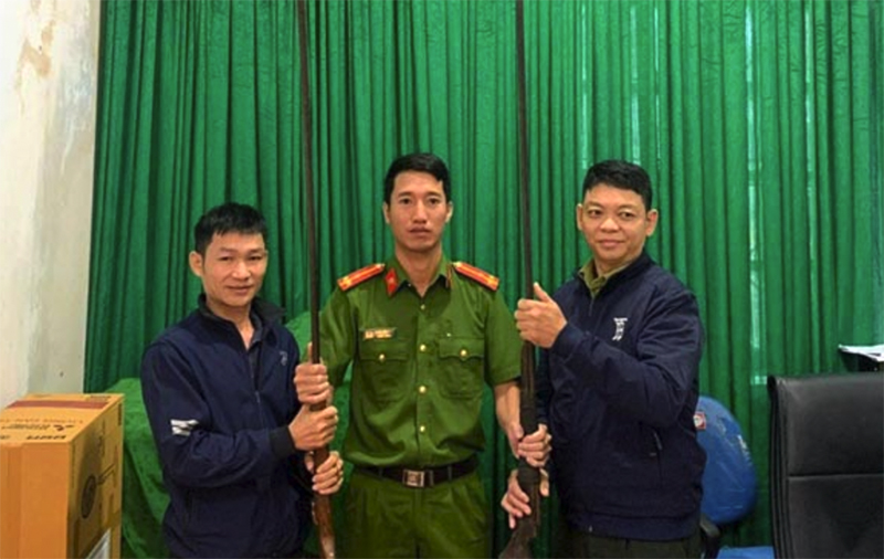 Minh Hóa: Tiếp nhận 2 khẩu súng tự chế và 1 máy cưa xăng