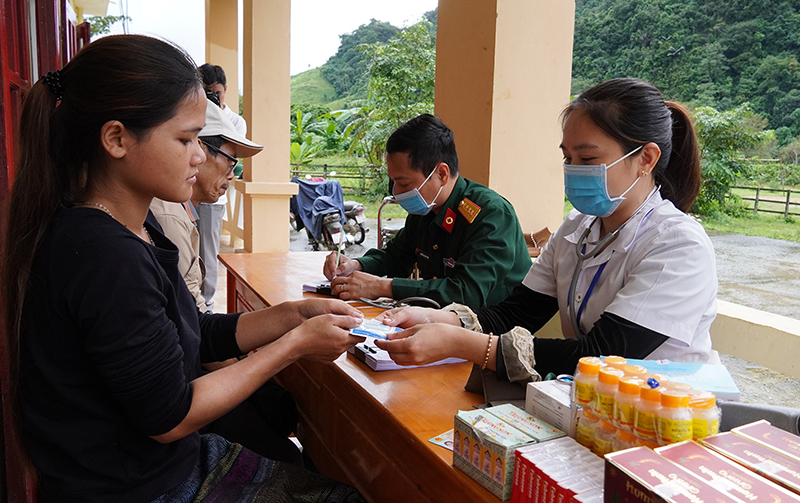 Đoàn Kinh tế-Quốc phòng 79: Khám, cấp thuốc miễn phí cho bà con bản Khe Giữa