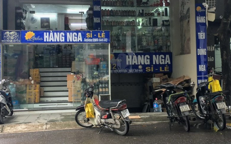Cẩn trọng với phố "hàng xách tay" không rõ nguồn gốc