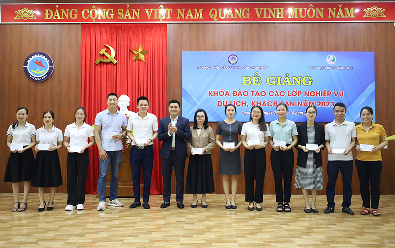 Bế giảng các lớp nghiệp vụ du lịch, khách sạn