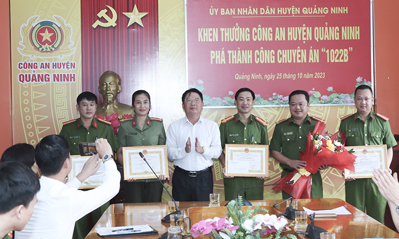 Khen thưởng lực lượng Công an huyện Quảng Ninh