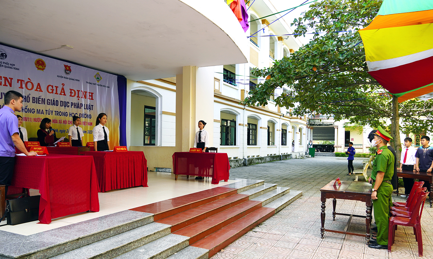 Tổ chức phiên tòa giả định tại Trường THPT Nguyễn Hữu Cảnh