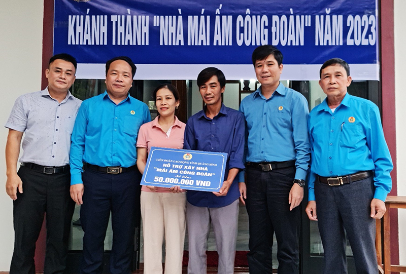 Bàn giao nhà "Mái ấm Công đoàn" cho đoàn viên có hoàn cảnh khó khăn