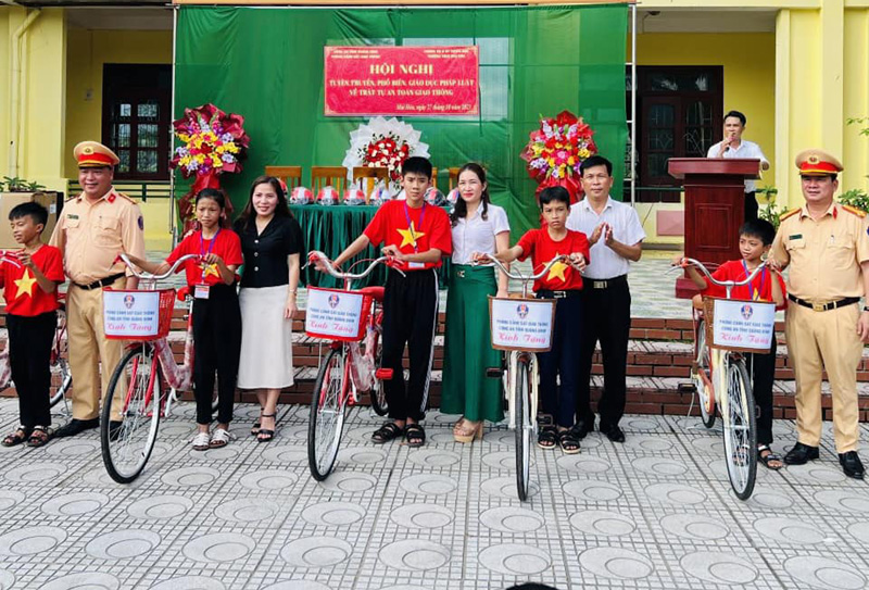 Tuyên truyền pháp luật về bảo đảm trật tự an toàn giao thông cho học sinh