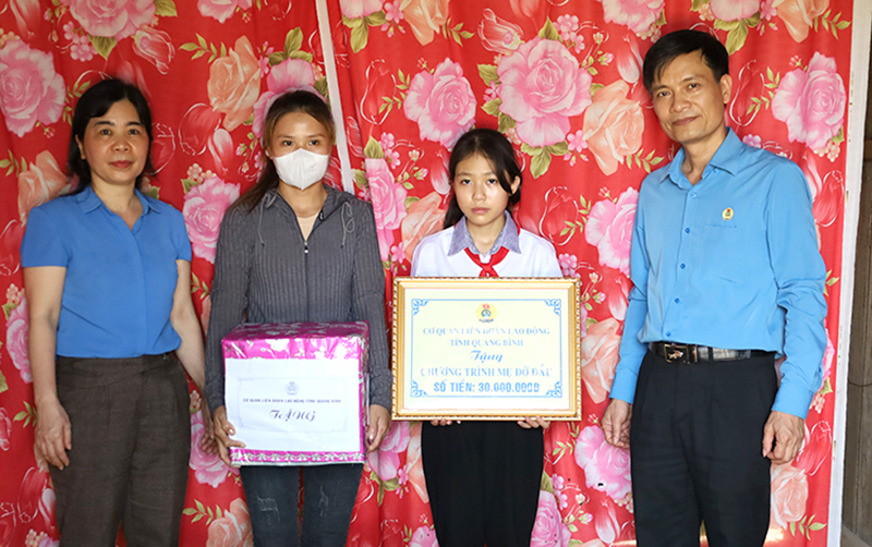 Đẩy mạnh các hoạt động chăm lo, bảo vệ quyền, lợi ích hợp pháp của lao động nữ