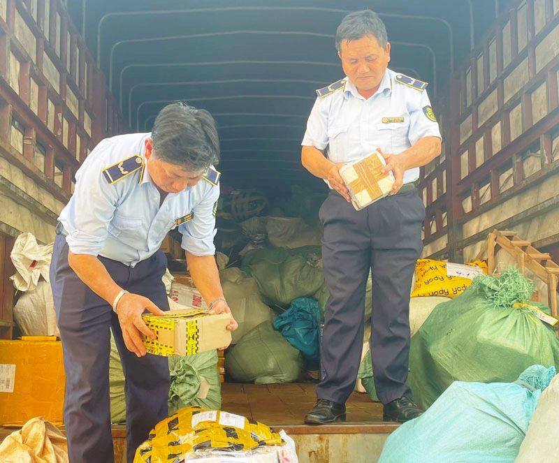 Bắt giữ phương tiện vận chuyển hơn 1.000 sản phẩm hàng hóa không rõ nguồn gốc