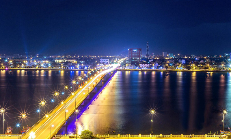 Qua sông Nhật Lệ bằng cầu