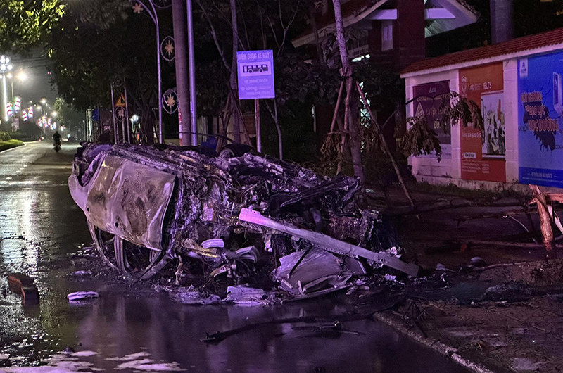 TP. Đồng Hới: Đâm vào vòng xuyến, xe ô tô bốc cháy trơ khung