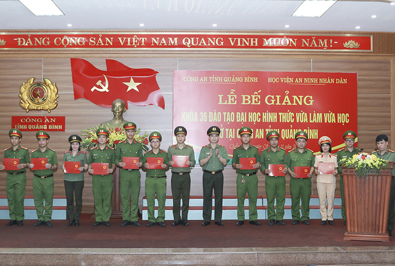 Bế giảng lớp đại học vừa làm vừa học của Học viện An ninh nhân dân
