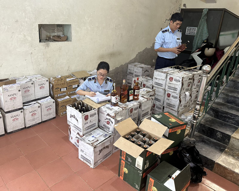 Bắt giữ xe ô tô tải vận chuyển gần 1.000 chai rượu ngoại không rõ nguồn gốc