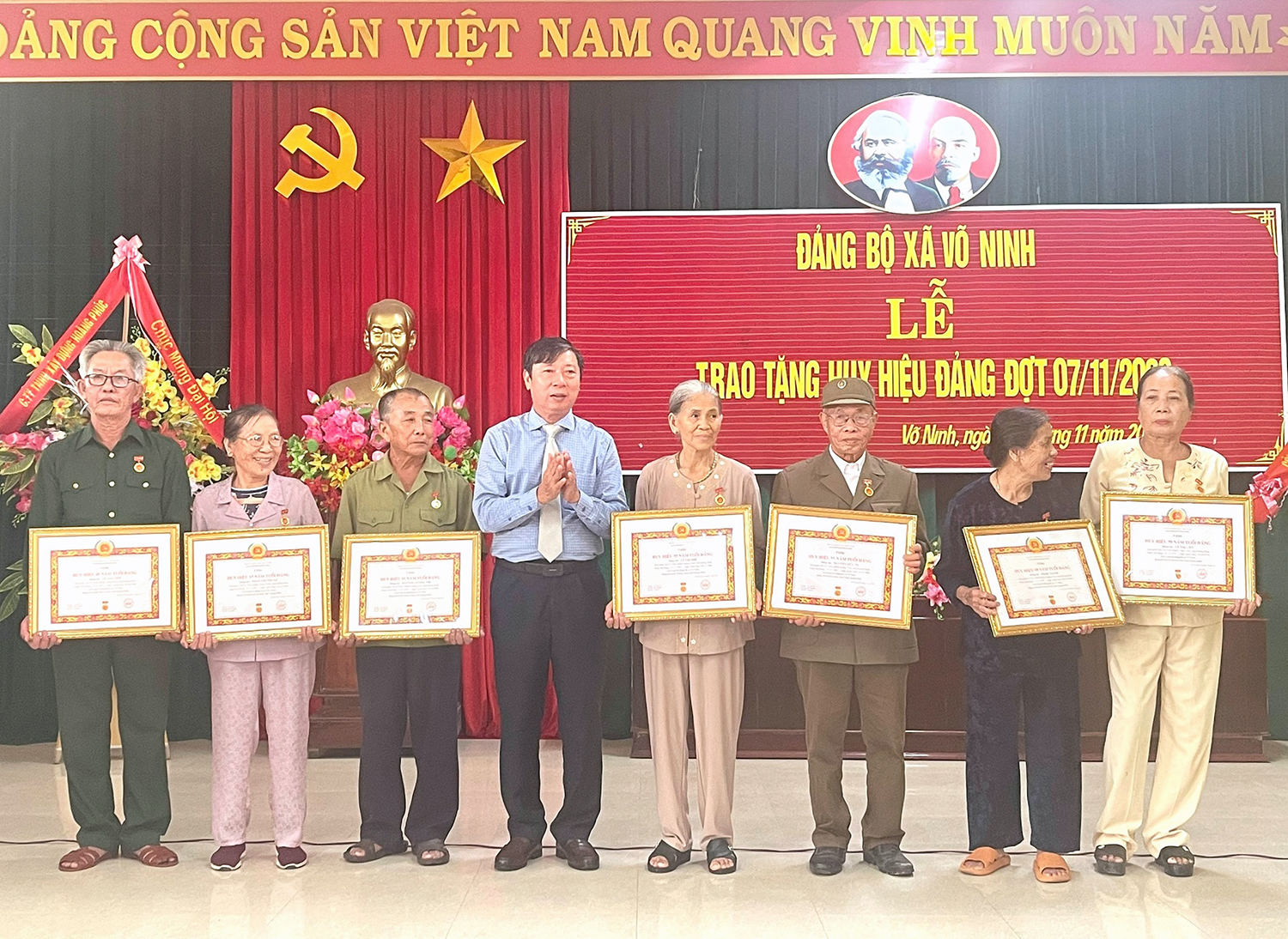 Quảng Ninh: Trao Huy hiệu Đảng cho 76 đảng viên