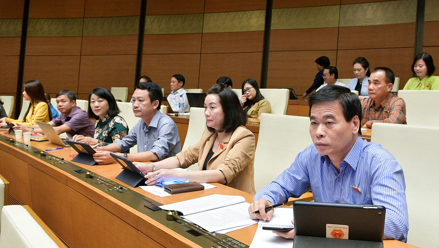 Đại biểu Quốc hội thảo luận về dự thảo Luật Bảo hiểm xã hội (sửa đổi)