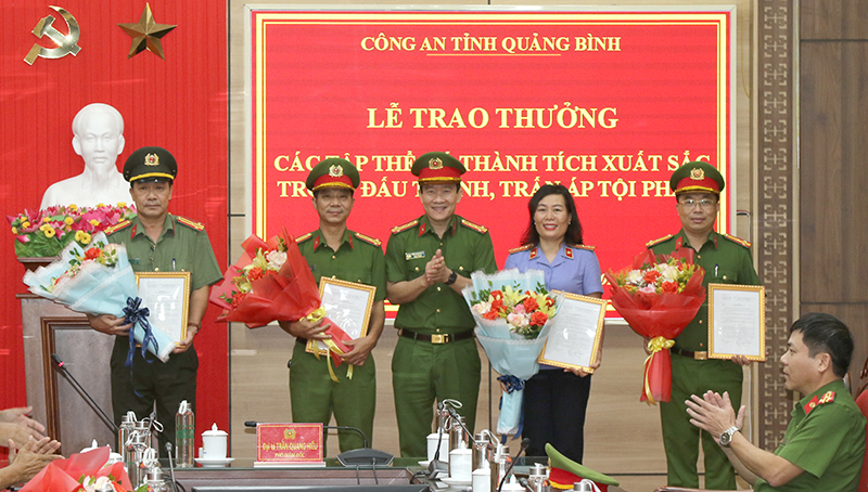 Trao thưởng các đơn vị đấu tranh chuyên án bắt đối tượng truy nã và tín dụng đen