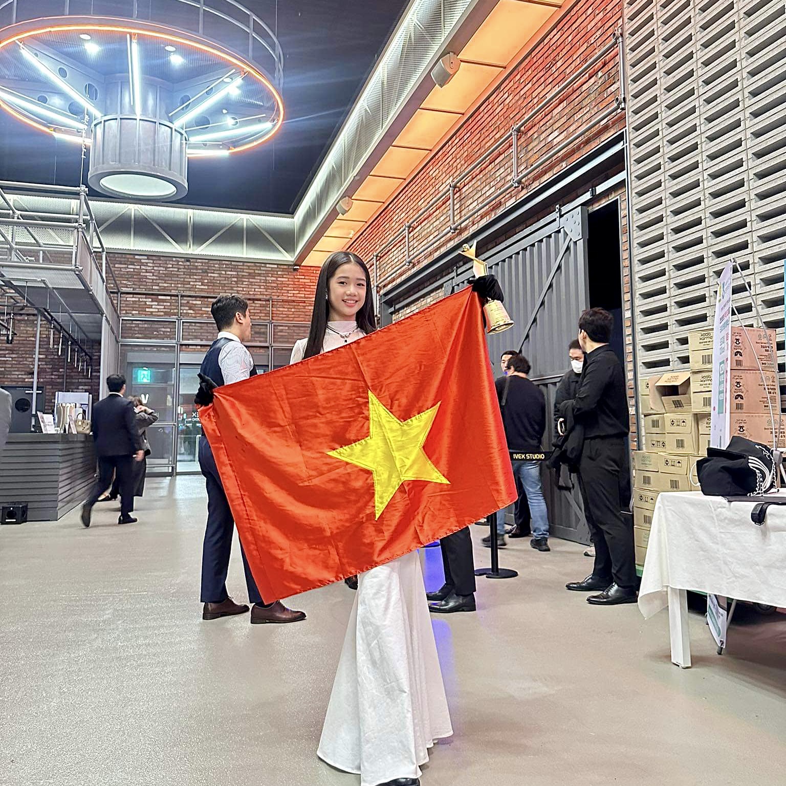 Cô bé 11 tuổi đoạt cúp vàng tại Asia Model Festival 2023