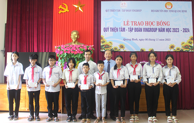Trao học bổng Quỹ Thiện tâm cho học sinh nghèo học giỏi