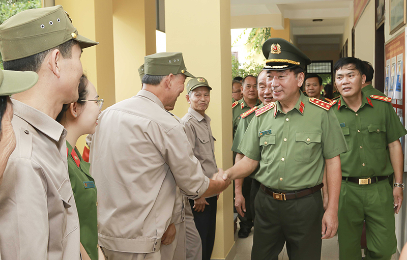 Đồng chí Thứ trưởng Bộ Công an kiểm tra công tác tại Công an cơ sở