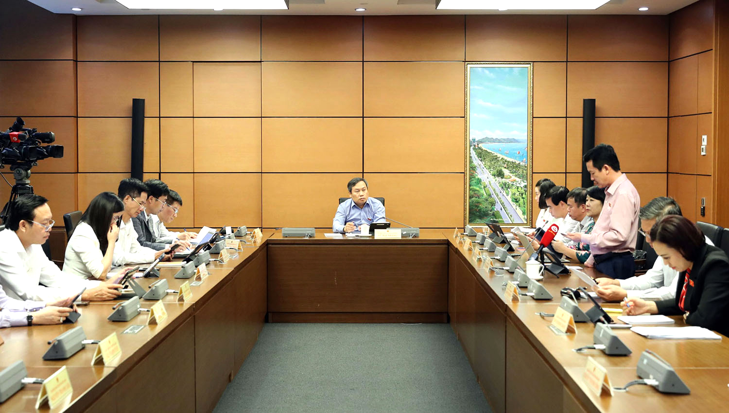 Đại biểu Quốc hội thảo luận tại tổ về các dự án luật