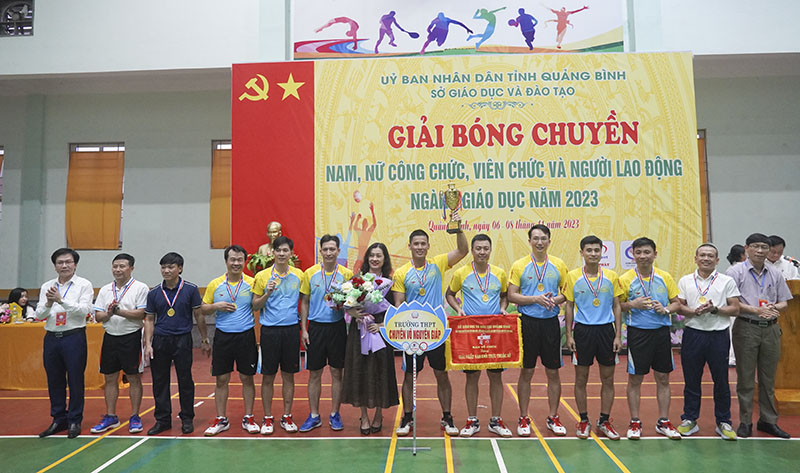 Bế mạc, trao thưởng giải bóng chuyền nam, nữ ngành Giáo dục-Đào tạo