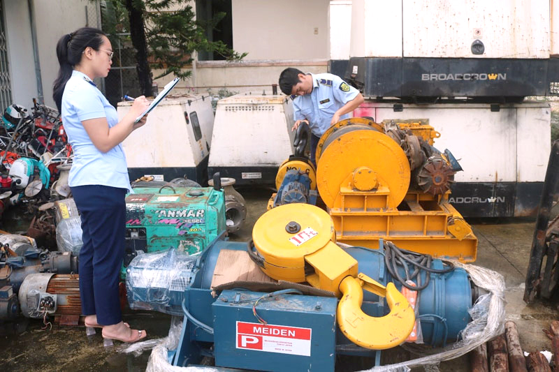 Phát hiện xe ô tô tải chở máy móc, thiết bị nhập lậu