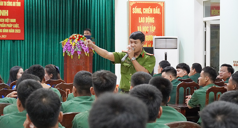 Tuyên truyền, phổ biến, giáo dục pháp luật cho cán bộ, chiến sỹ Trung đoàn Bộ binh 996