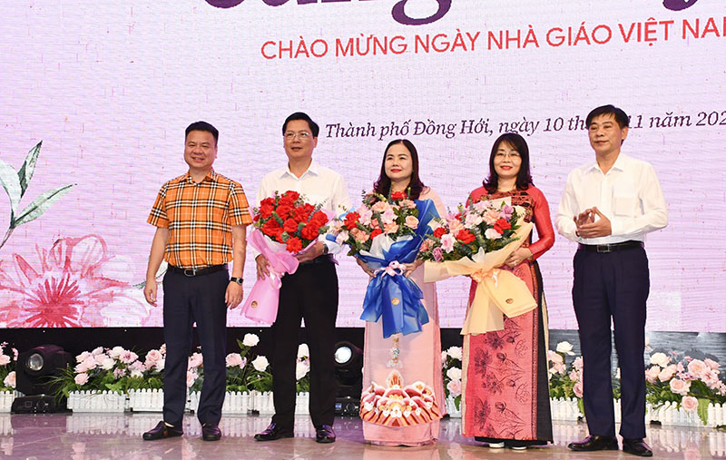 "Đồng hành cùng thầy cô"