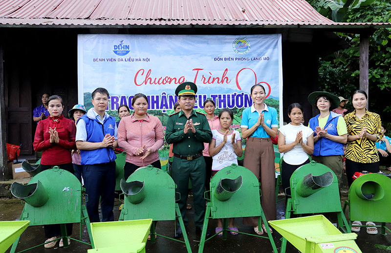 Tổ chức chương trình "Trao yêu thương" tại xã Trường Sơn