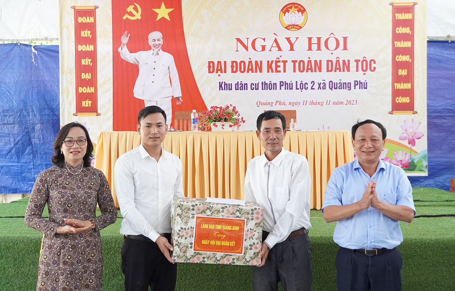 Các đồng chí lãnh đạo tỉnh dự Ngày hội Đại đoàn kết toàn dân tộc