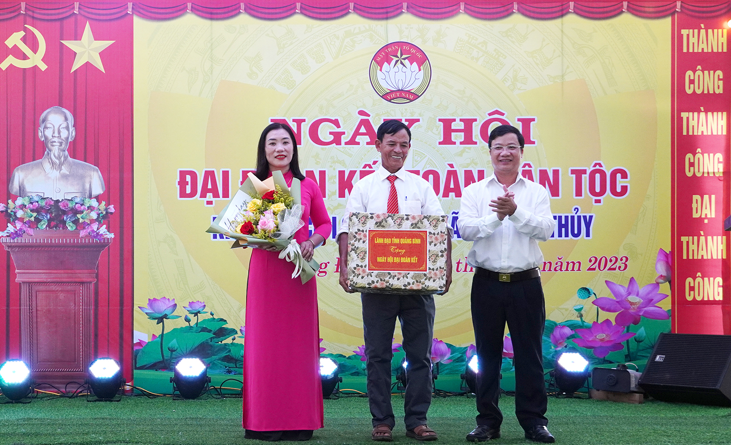 Các đồng chí lãnh đạo tỉnh dự Ngày hội Đại đoàn kết toàn dân tộc