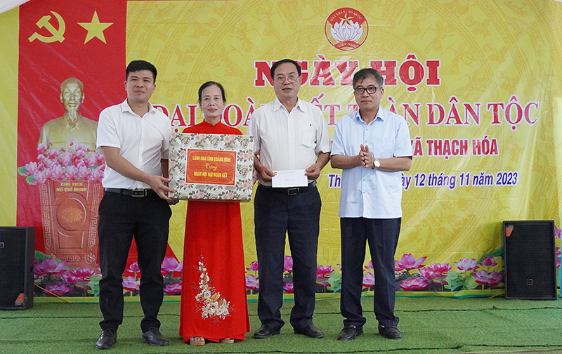 Đồng chí Phó Chủ tịch Thường trực UBND tỉnh dự Ngày hội Đại đoàn kết toàn dân tộc tại Tuyên Hóa