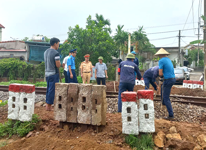 Xử phạt gần 90 trường hợp vi phạm trên tuyến đường sắt và thủy nội địa