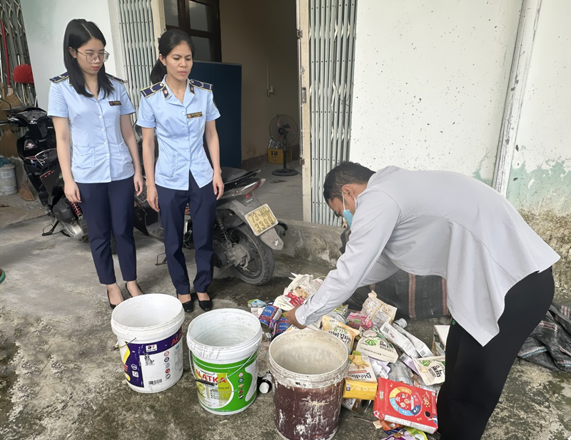 Tiêu hủy thực phẩm nhập lậu
