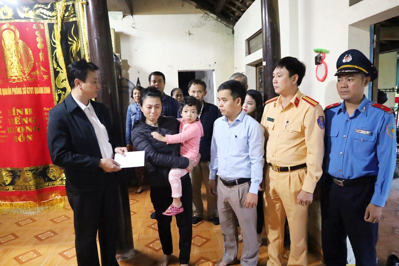 Ban An toàn giao thông tỉnh thăm, tặng quà nạn nhân tai nạn giao thông