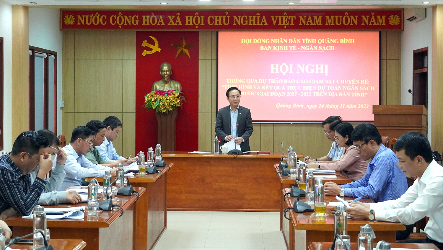 Thông qua báo cáo giám sát chuyên đề về thực hiện dự toán ngân sách nhà nước