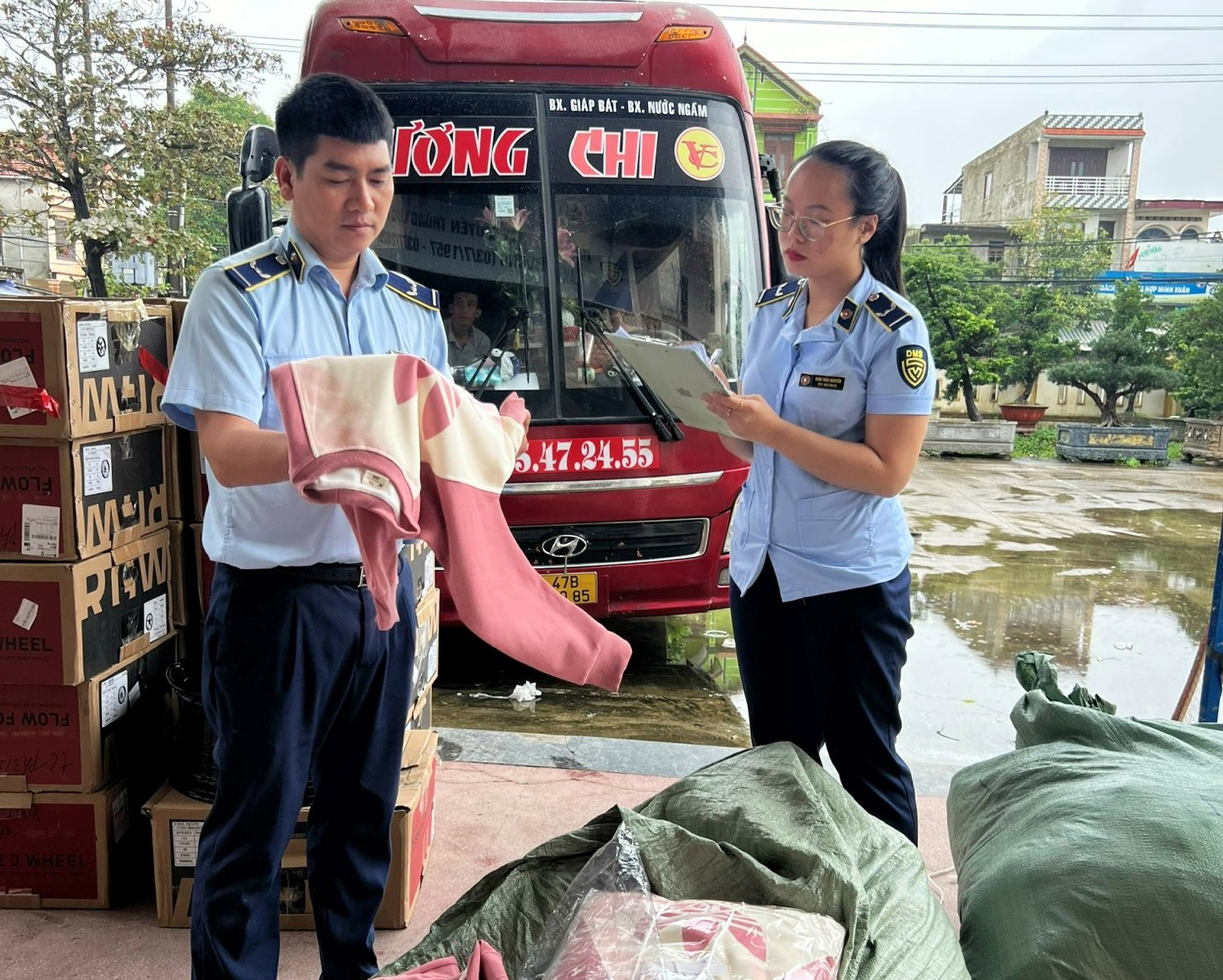 Bắt giữ xe khách hoán cải chở hơn 6 nghìn sản phẩm hàng hóa nhập lậu